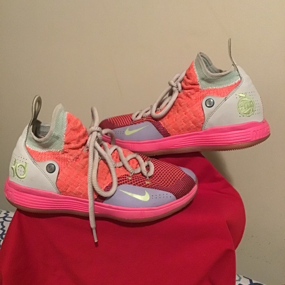 🔥NIKE’S, Kelvin Durant, pre-owned, see pics, for condition, size 5.5Y - Picture 1 of 6
